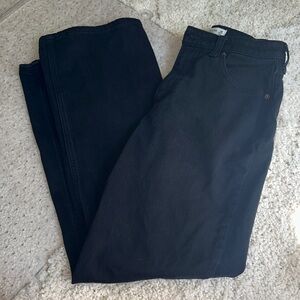 Abercrombie Womens 90s High Rise Relaxed Jean in Black. Fits more like a 27!